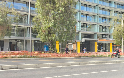 Excelente Local En Placa Comercial ,73.95 Mts2 , Las Condes.