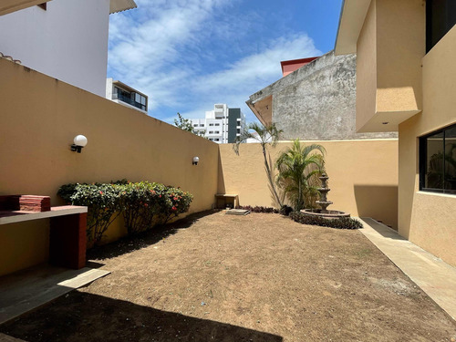 Casa De Dos Niveles En Venta En El Fracc. Virginia En Boca Del Río, Veracruzubicada En Uno De Los Fraccionamientos De Mayor Plusvalía En El Puerto De Veracruz, A 50m De La Ave. Juan Pablo Ii
