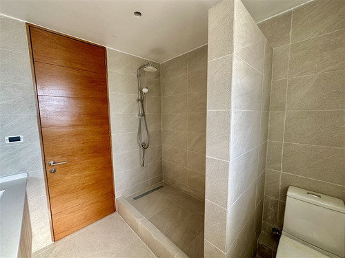 Casa En Venta De 3 Dorm. En Las Condes