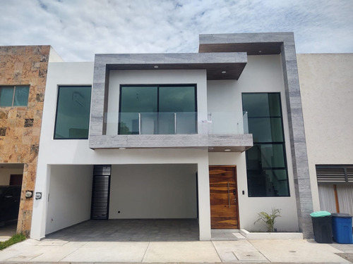 Casa En Venta En Veracruz Con Recámara En P.b Y Alberca, Fracc. Lomas Del Sol.