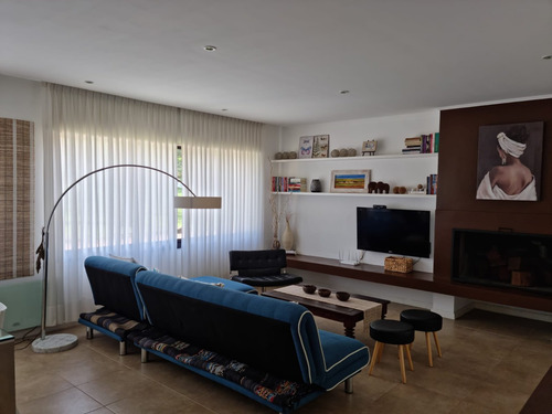 Casa En Venta De 2 Dormitorios C/ Cochera En Pinares