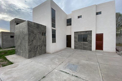 Casa Con Habitación En Planta Baja, Ubicada Al Oriente De Torreón.