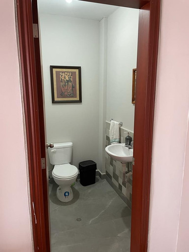 Imagen 13 de 23 de Cálida, Espaciosa Y Abrigada Casa Esquinera Con Proyeccion A Tres Pisos, Cuartos Independientes Con Baño Privado, 150 Mts De Bodegas, Ideal Pequeña Fábrica O Negocio En Expansión