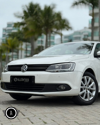 Volkswagen Jetta 2.0 Comfortline Flex 4p Automática