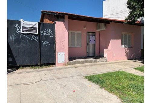 Imagen 2 de 3 de Retasada. Casa A Reciclar Cercana Al Club Ciudad De Campana