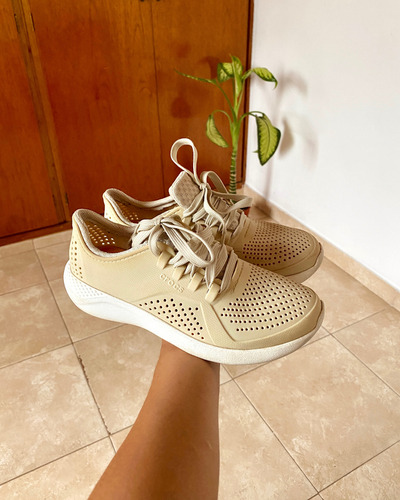 Calzado Zapatillas Crocs De Niña Con Cordones (Usado)