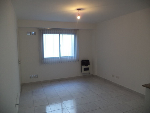 Imagen 3 de 11 de Departamento 2 Amb - Al Contrafrente - Con Balcon - Con Renta