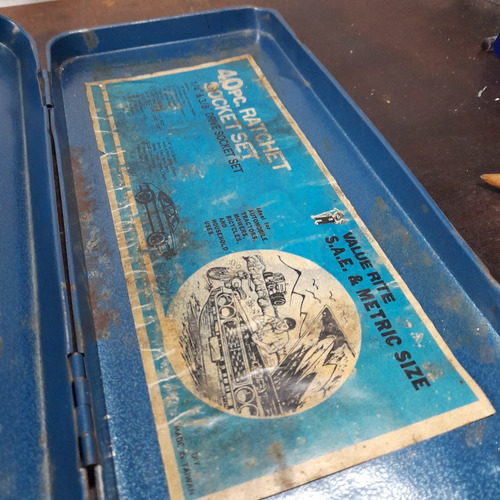 Imagem 5 de 7 de Caixa De Ferramentas Antiga Para Carros. Só A Caixa.