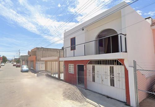 Casa De Dos Niveles En Jacarandas, Tepic, Nayarit
