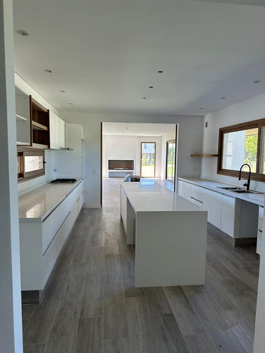 Casa En Venta - 4 Dormitorios 5 Baños - Cocheras - 387mts2 - El Milord, Pilar