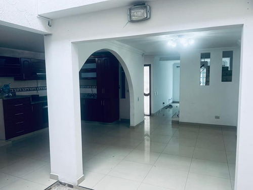 Venta Casa Unifamiliar En Ciudad 2000 De 346mt2, Sur De Cali 8380.