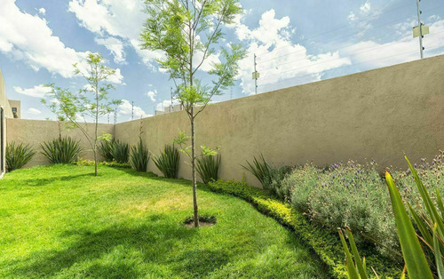 Se Vende Casa Entre El Refugio Y Zibata, 139 M2, Gran Jardín, 3 Recamaras