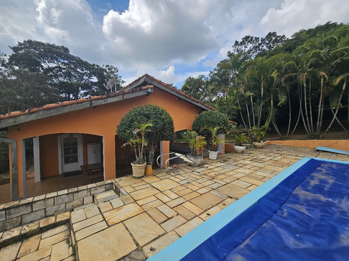 Belíssima Chácara Formada Com 2.400m2