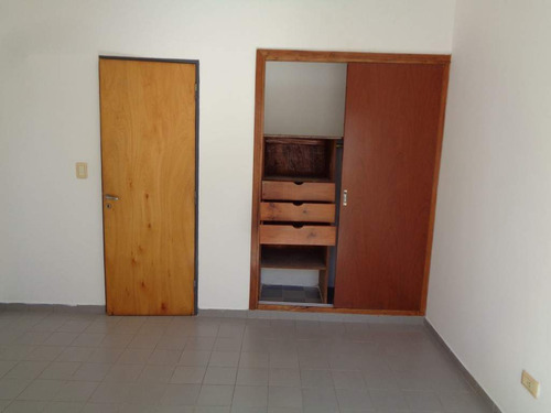 Barrio Alta Córdoba - Casa De 2 Dormitorios, Amplia Y Luminosa Con Cochera Cubierta, Cocina Comedor, 2 Baños Y Patio Con Césped