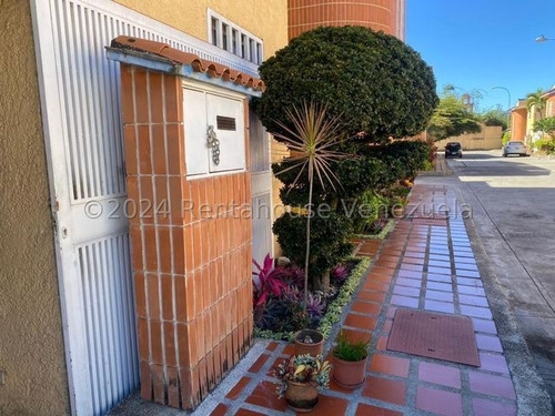 Townhouse En Venta Remodelado Urbanización Santa María Los Teques