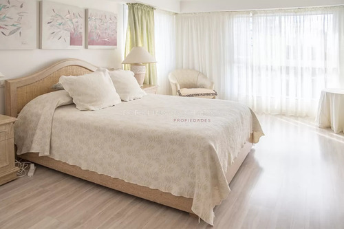 Divino Apartamento En Venta De 3 Dormitoriors En Torre Nueva York, Punta Del Este.