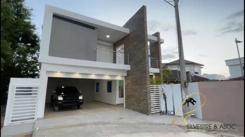 Exclusiva Casa Ubicada En El Residencial Las Orquideas, La R