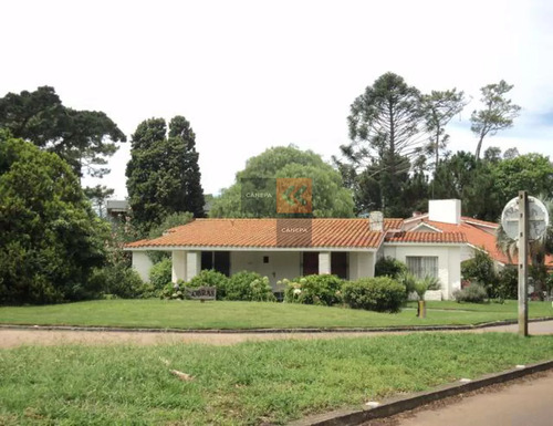 Casa Muy Bien Ubicada, A Dos Cuadras De La Playa Mansa Y Rodeada Del Verde De Los Arboles.