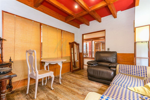 Casa En Venta De 7 Dorm. En Providencia