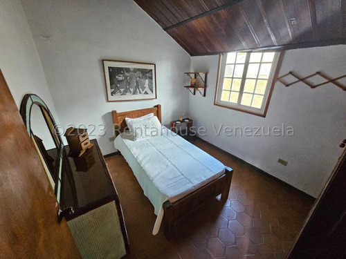 Bella Casa Tipo Chalet Holandés En Venta San Antonio De Los Altos 24-9993 Edf