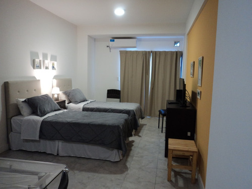 Alquiler Temporario Por Día /semana. Monoambiente Con Balcón Muy Luminoso. Caba, San Cristóbal. Equipado Full. Internet, Cable. Av. Independencia 2200