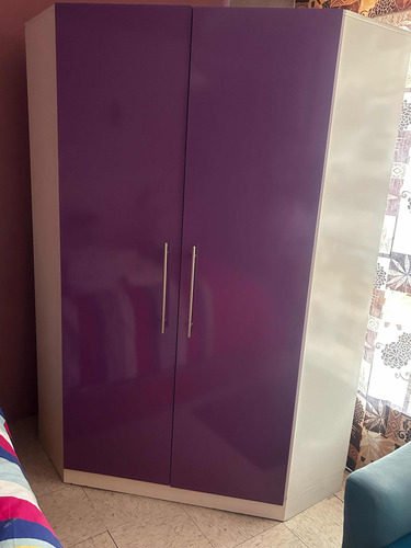 Clóset De Madera Blanco Con Morado