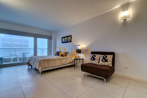 Imagen 13 de 21 de Venta De Apartamento Monoambiente Con Terraza Y Garaje En El Corazón De La Península, Punta Del Este