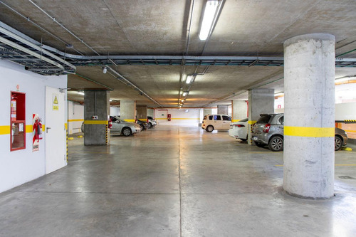 Oficina En Venta - 5 Ambientes 2 Baños - Cocheras - 951mts2 - Parque Patricios