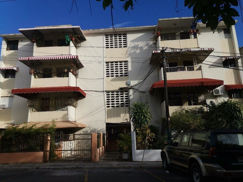 Apartamento En La Zona Colonial De 3 Habitaciones Bien De Familia No Titulo, No Financiamiento 