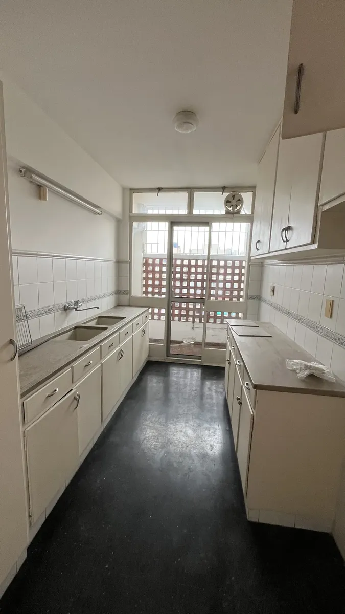 Amplio Apartamento En Malvin A 1 Cuadra De La Rambla, Impecable Estado, Cocina Definida, Calefacción, Dormitorio Amplio, Baño Con Mampara · Foto 4