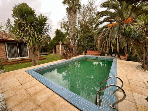 Casa A La Venta En Barrio Montecarlo Bajas Expensas - Pilar