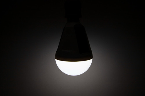 Foco Recargable Lampara Con Panel Solar 9w Adir 10724 Luz Blanco