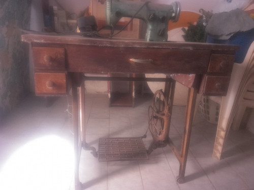 Mueble Con Máquina De Coser Antigua 