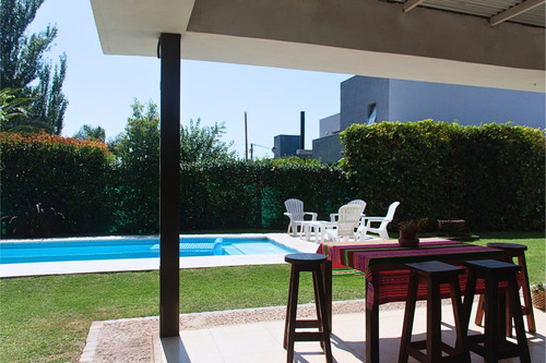 Casa En Planta Baja | 2 Dorm. | Pileta | Quincho | En Tejas 3