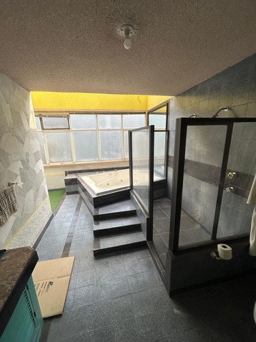 Casa Con Uso De Suelo Para Oficinas 839 M2 En Las Lomas De Chapultepec.