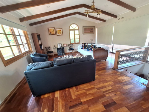 Casa En Venta De 4 Dorm 5 Baños, Sala De Estar Gran Vista