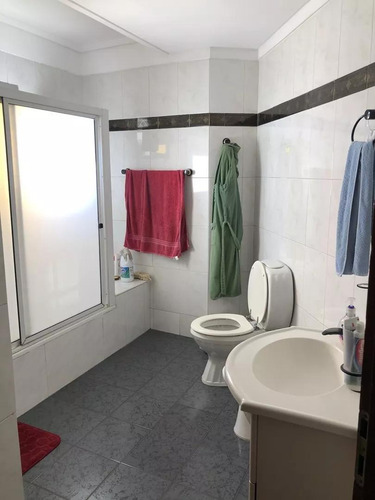 Casa En Venta - 4 Dormitorios 5 Baños - Cochera - 250mts2 - Lomas De Zamora