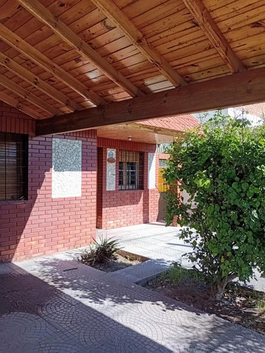 Casa En Venta - 3 Dormitorios 1 Baño - Cochera - 240mts2 - Lanús