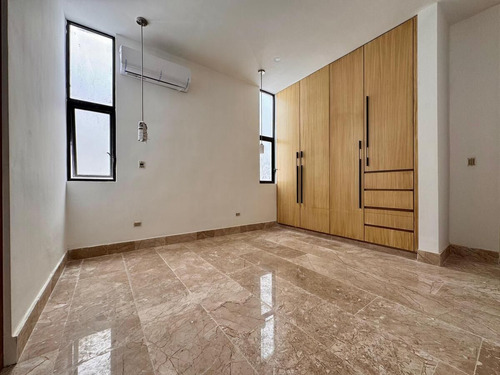 Casa En Venta De 4 Recamaras En Privada Ubicada En Xcanatun