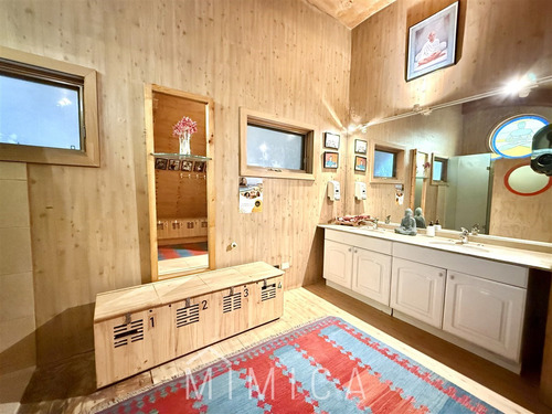 Casa De Tres Pisos Con Moderno Estilo Arquitectónico
