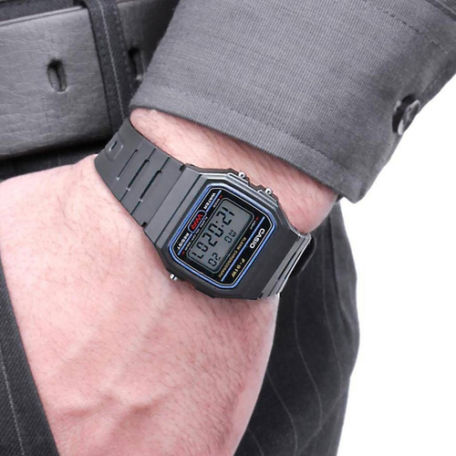 Reloj pulsera Casio Collection F-91 de cuerpo color negro, digital, fondo gris, con correa de resina color negro, dial negro, minutero/segundero negro, bisel color negro y hebilla simple