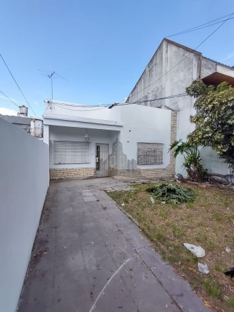 Venta - Casa 3 Ambientes + Depto Fondo Incluido - Caseros - Permuta 