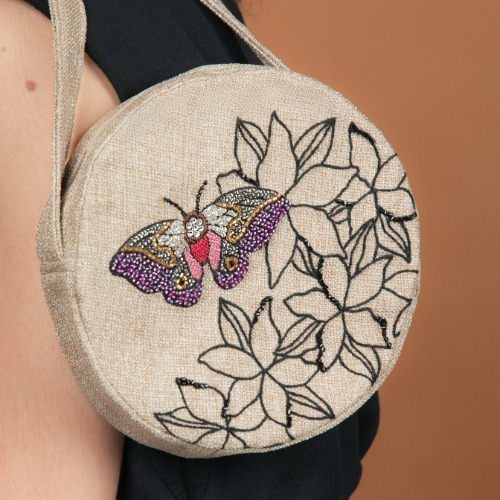 Imagen 4 de 5 de Cira- Estampado Mariposa Lila Y Follaje