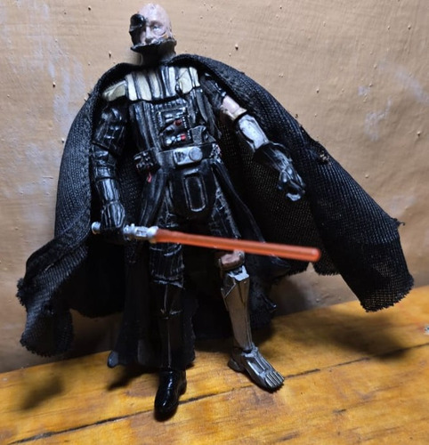 Figura Darth Vader Battle Damage 2007 (Usado)