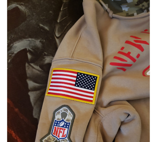 Sudadera Patriots Salute To Service, En Perfectas Condicione (Usado)