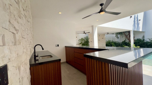 Residencia De Lujo En Venta Ubicada En La Privada Bosques De Altabrisa, Merida.