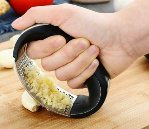 Imagem 2 de 3 de Espremedor Alho Inox Original + Rolo Silicone Descascador