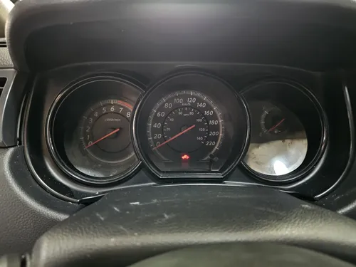 Nissan Tiida 1.8 Advance Sedan Mt