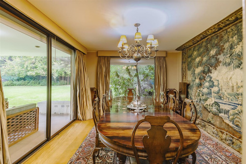 Casa En Venta De 5 Dorm. En Las Condes