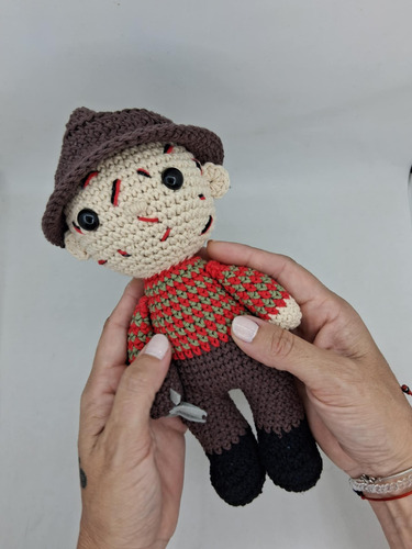 Muñeco Amigurumi Freddy Krueger Peluche Hecho A Mano Terror Rojo